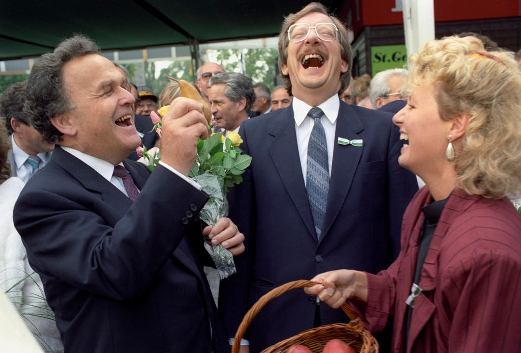 政治家也是奥尔玛农业展上的常客，1988年联邦委员Otto Stich (左)在展览负责人Heinz Christen带领下参观展览。