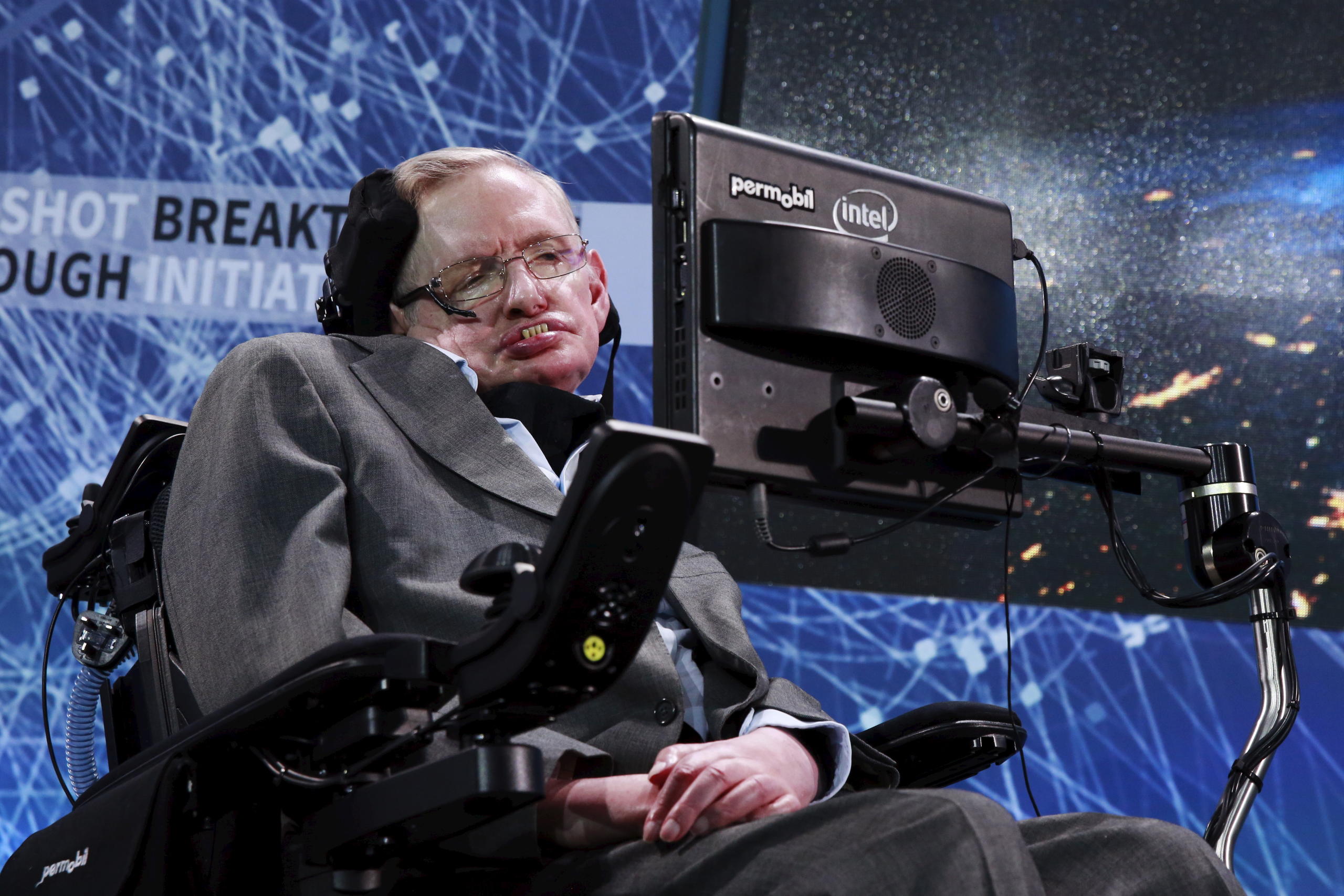 Superhirn in immobilen Körper: Der Physiker Stephen Hawking kann nur noch via seine Backenmuskulatur kommunizieren.