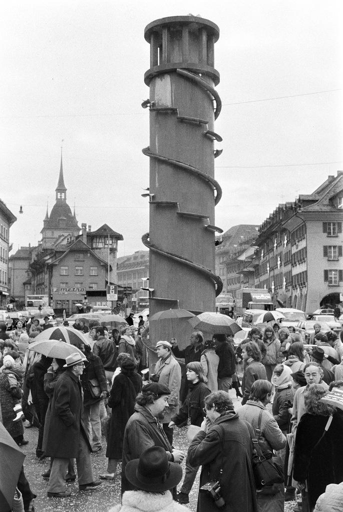 Inaugurazione a Berna della fontana progettata da Meret Oppenheim. (Keystone)