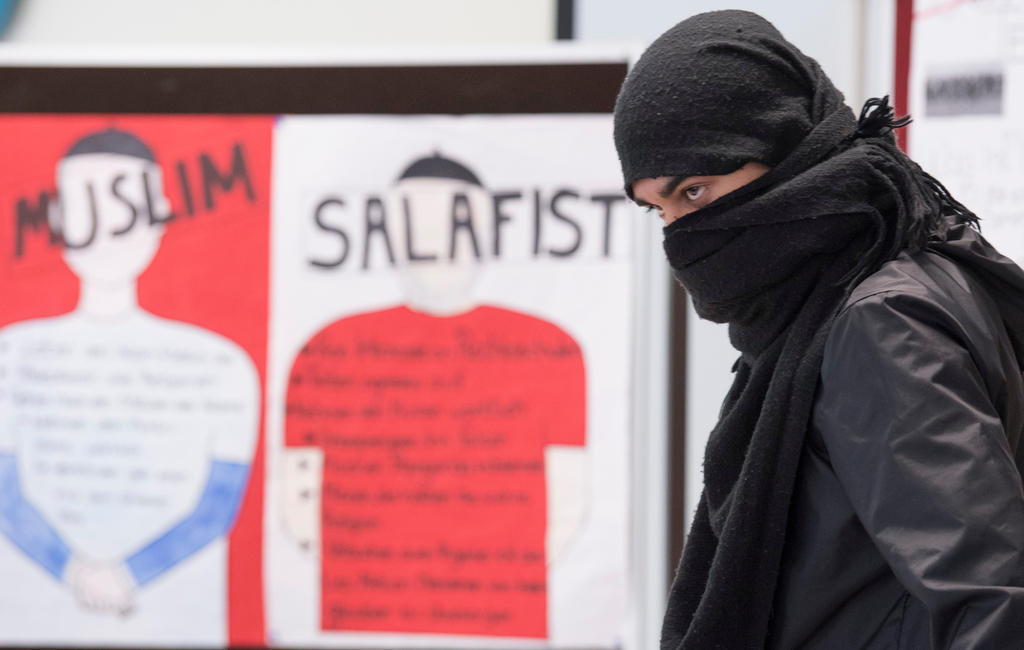 Jeune avec le visage dissimulé par une écharpe