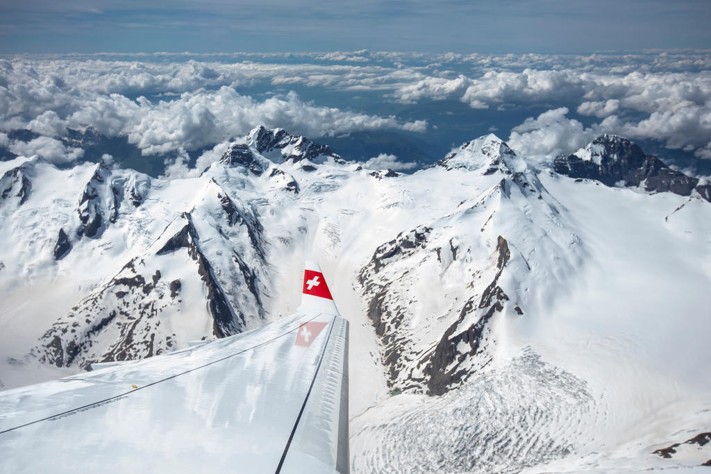 Avião da Swiss sobrevoando os Alpes