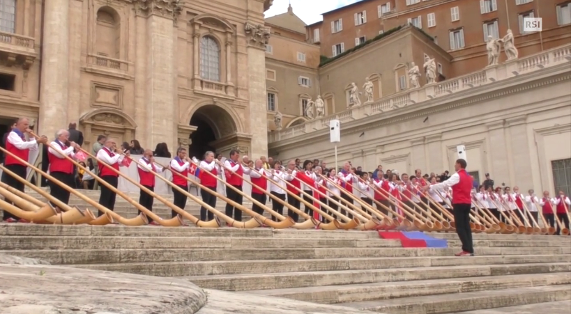 I corni delle Alpi ticinesi in Piazza San Pietro