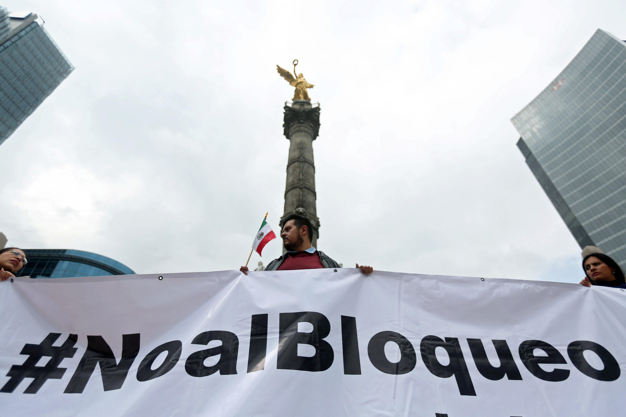 Manifestación en México contra el bloqueo de EEUU contra Cuba.