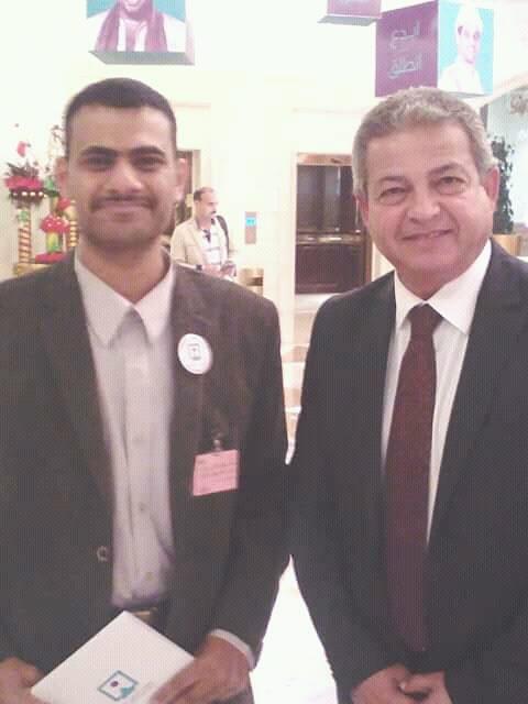 الشاب صابر جلال الفائز في المسابقة مع وزير الشباب المهندس خالد عبد العزيز