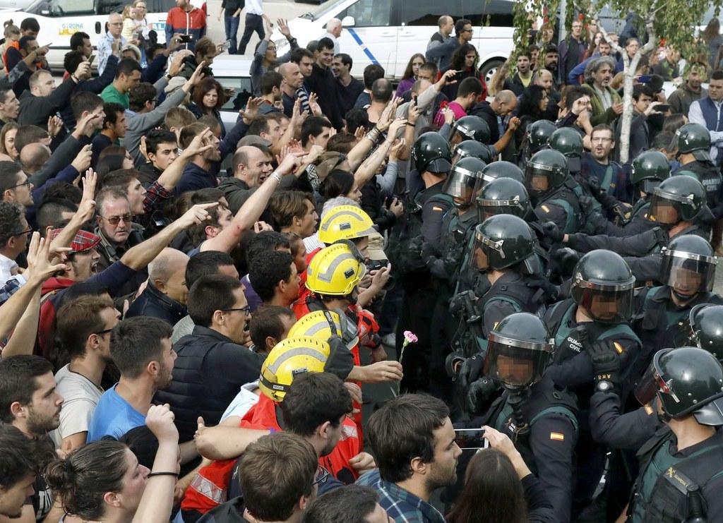 police and protestors in barcelona