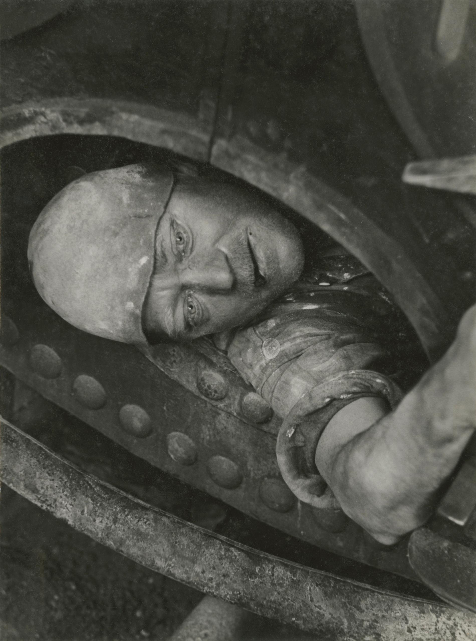 Mann arbeitet im Kessel, 1935