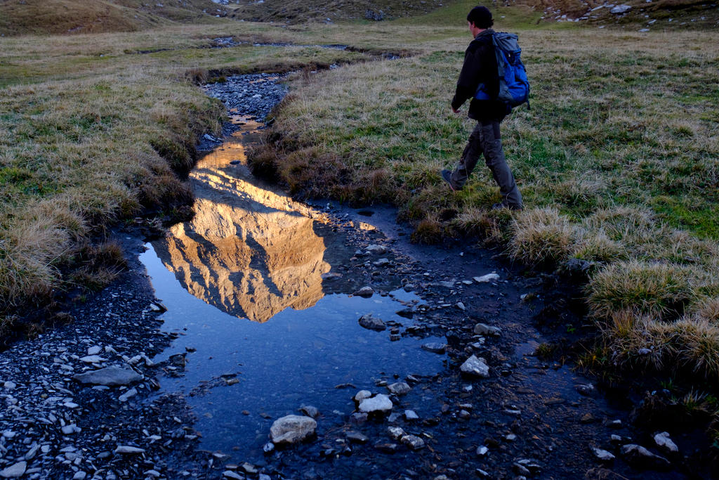登山者と沼に映る山