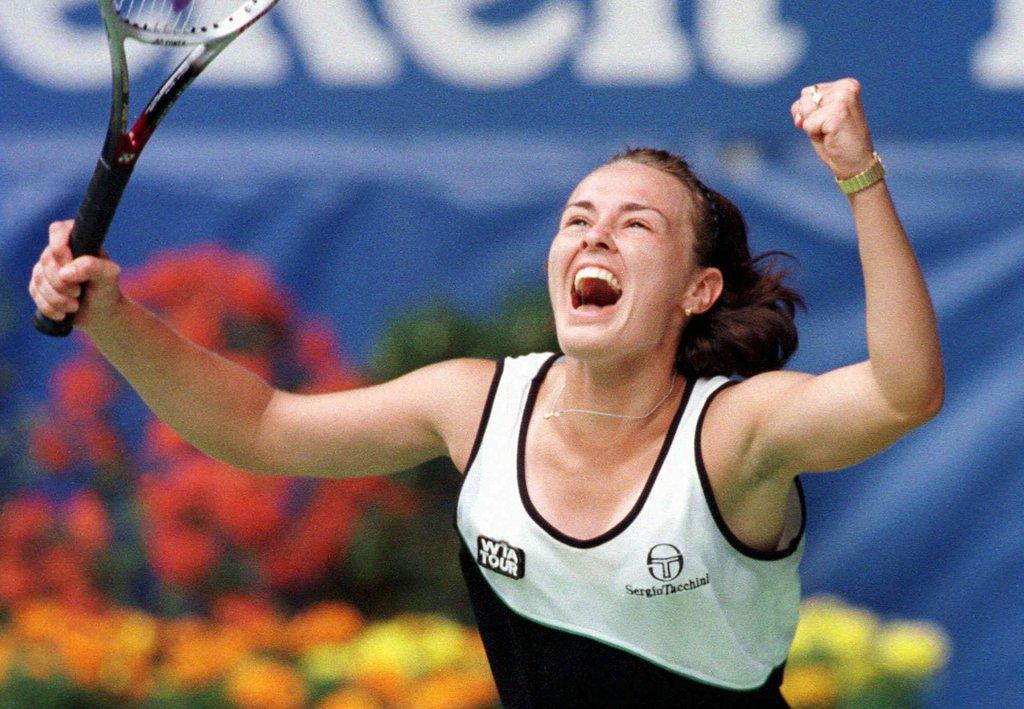 1999年，辛吉斯击败阿梅莉·毛瑞斯莫，赢得她的第三个澳网公开赛冠军。(AP Foto/Steve Holland)