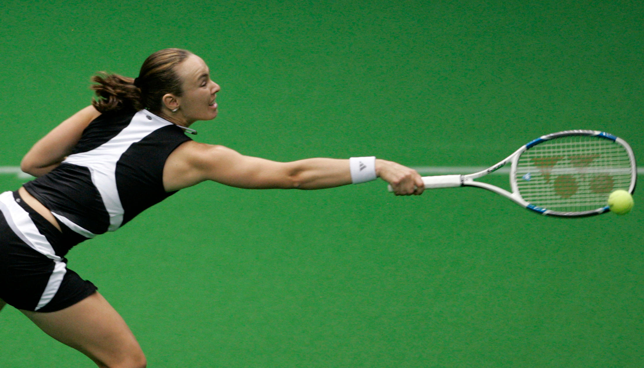 Hingis streckt den Arm aus um den Ball zu erwischen