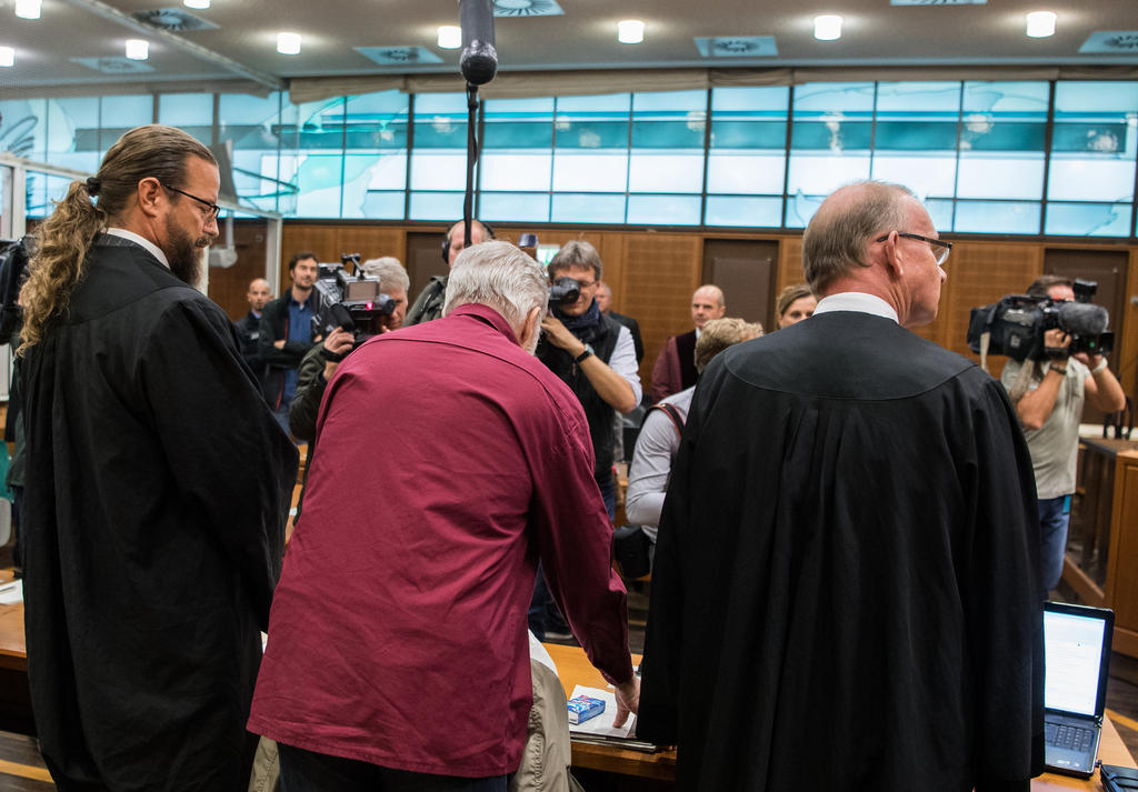 Processo a francoforte contro la presunta spia svizzera, al centro dell immagine di spalle