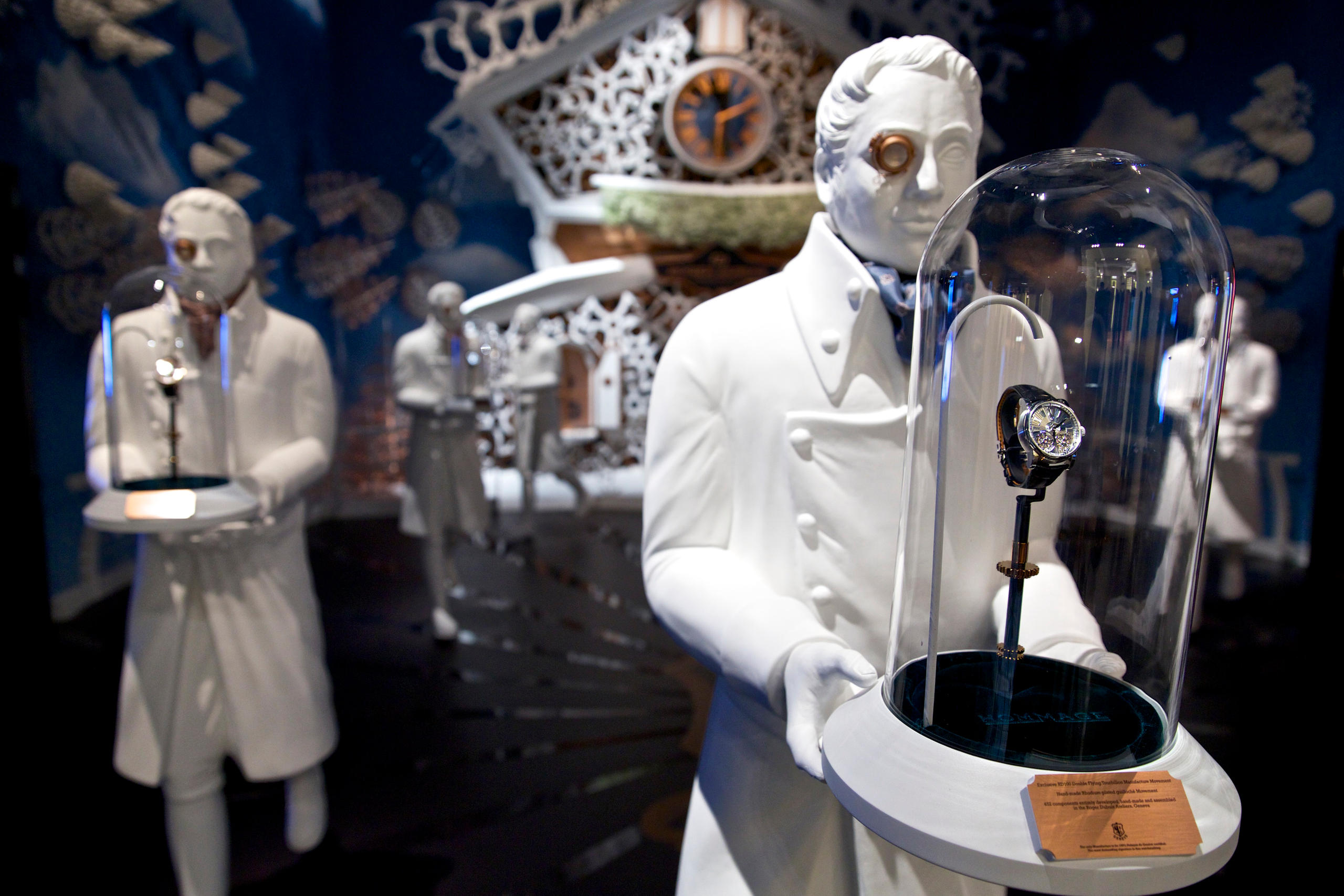 манекены с часами