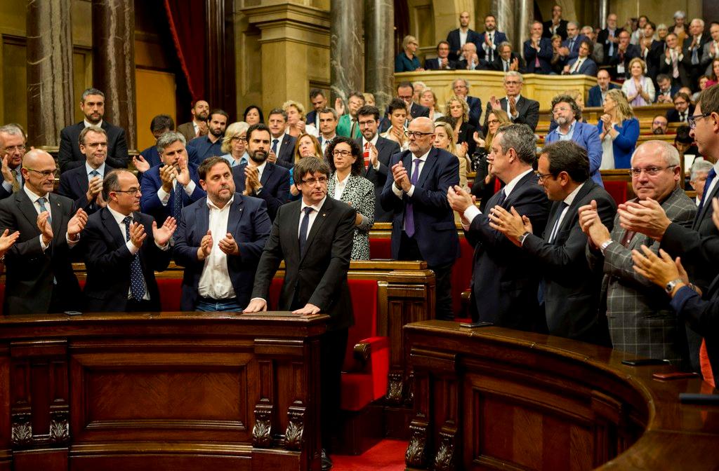 Il presidente catalano Carles Puigdemont nel suo intervento al parlamento di Barcellona.