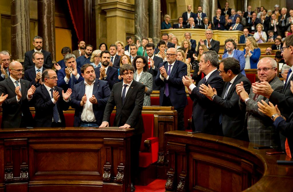Il presidente catalano Carles Puigdemont nel suo intervento al parlamento di Barcellona.