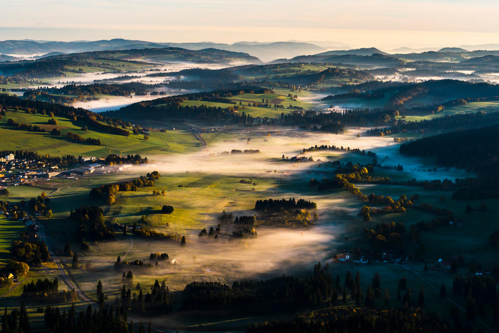 霧に包まれる谷と朝日
