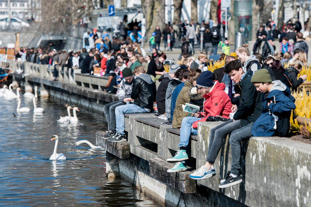 Junge Menschen am Zürichsee: Sie und ihre Generation sollen ein Schulfach Politik und Demokratie erhalten, sagen Kantone.