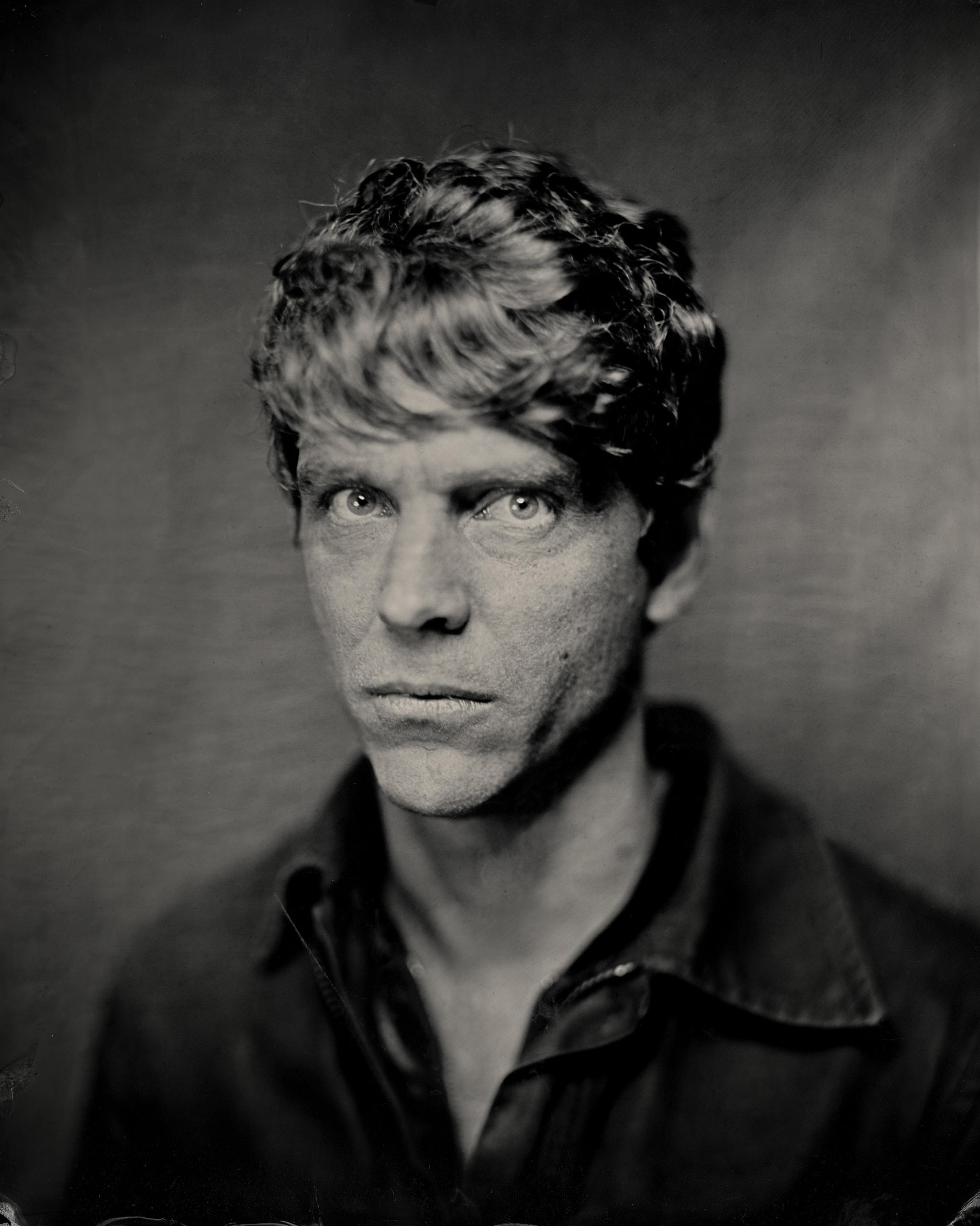 черно-белый фотопортрет молодого мужчины
