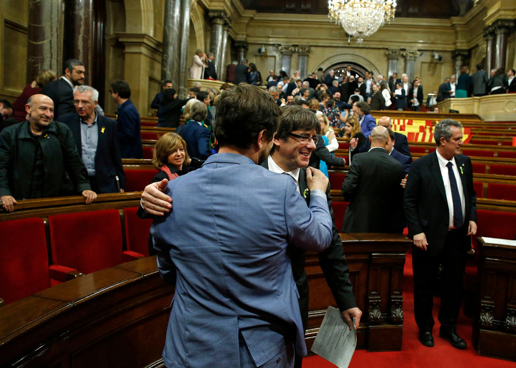La gioia del presidente catalano Carles Puigdemont dopo l esito del voto