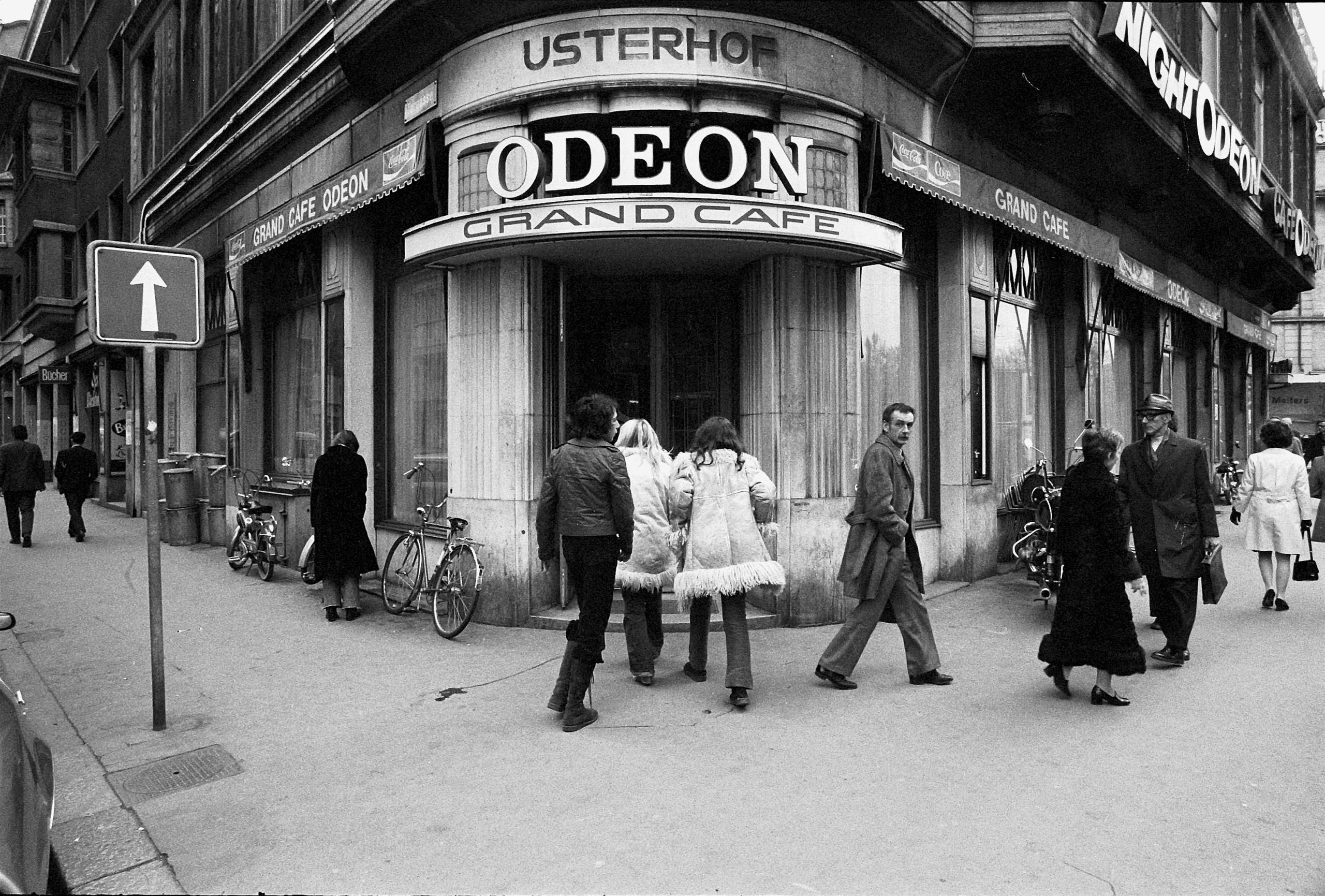 вход в кафе Одеон, 1971 год
