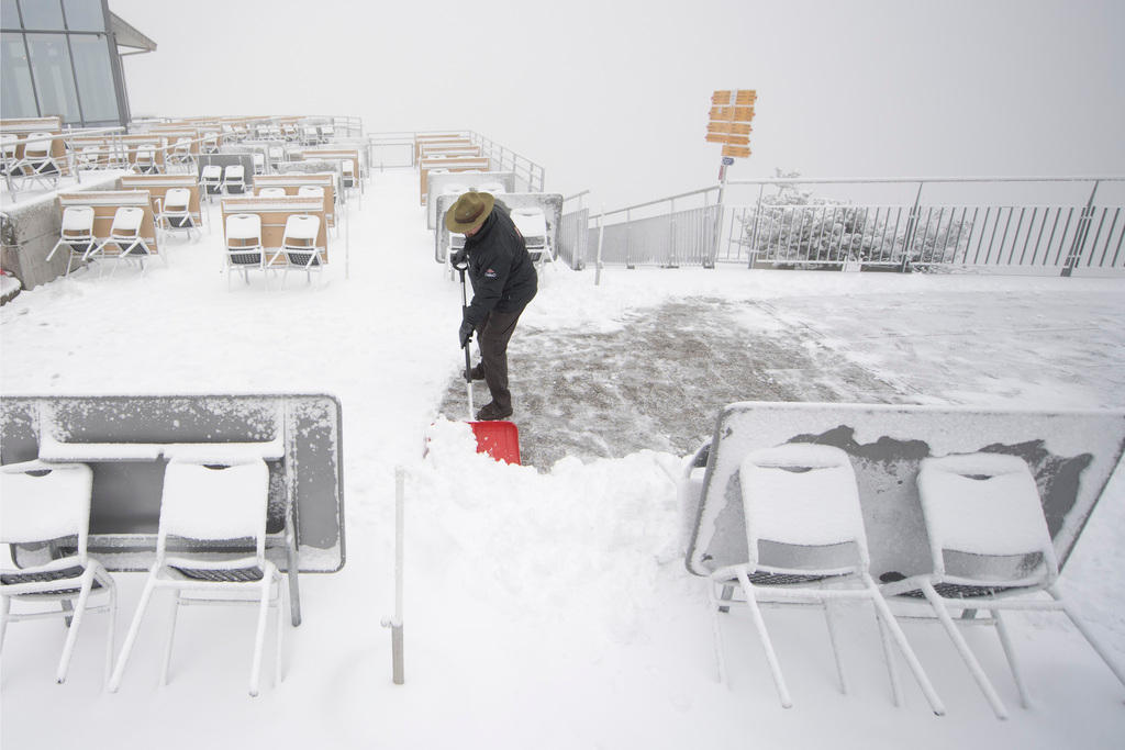 Mann am Schneeschaufeln