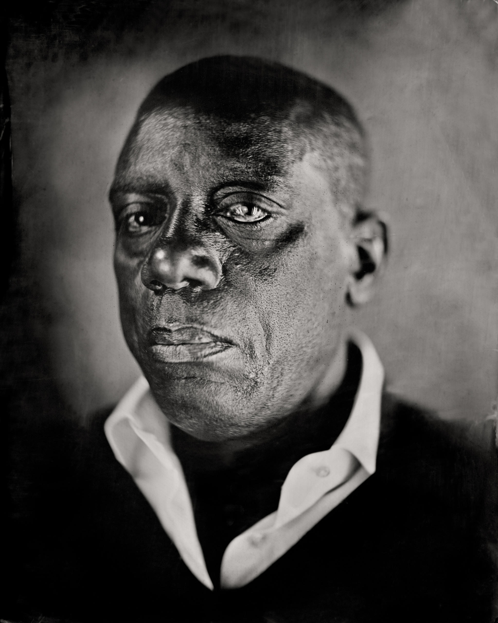 черно-белый фотопортрет чернокожего мужчины