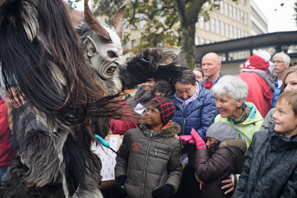 Un homme déguisé en monstre lors du défilé de l Olma