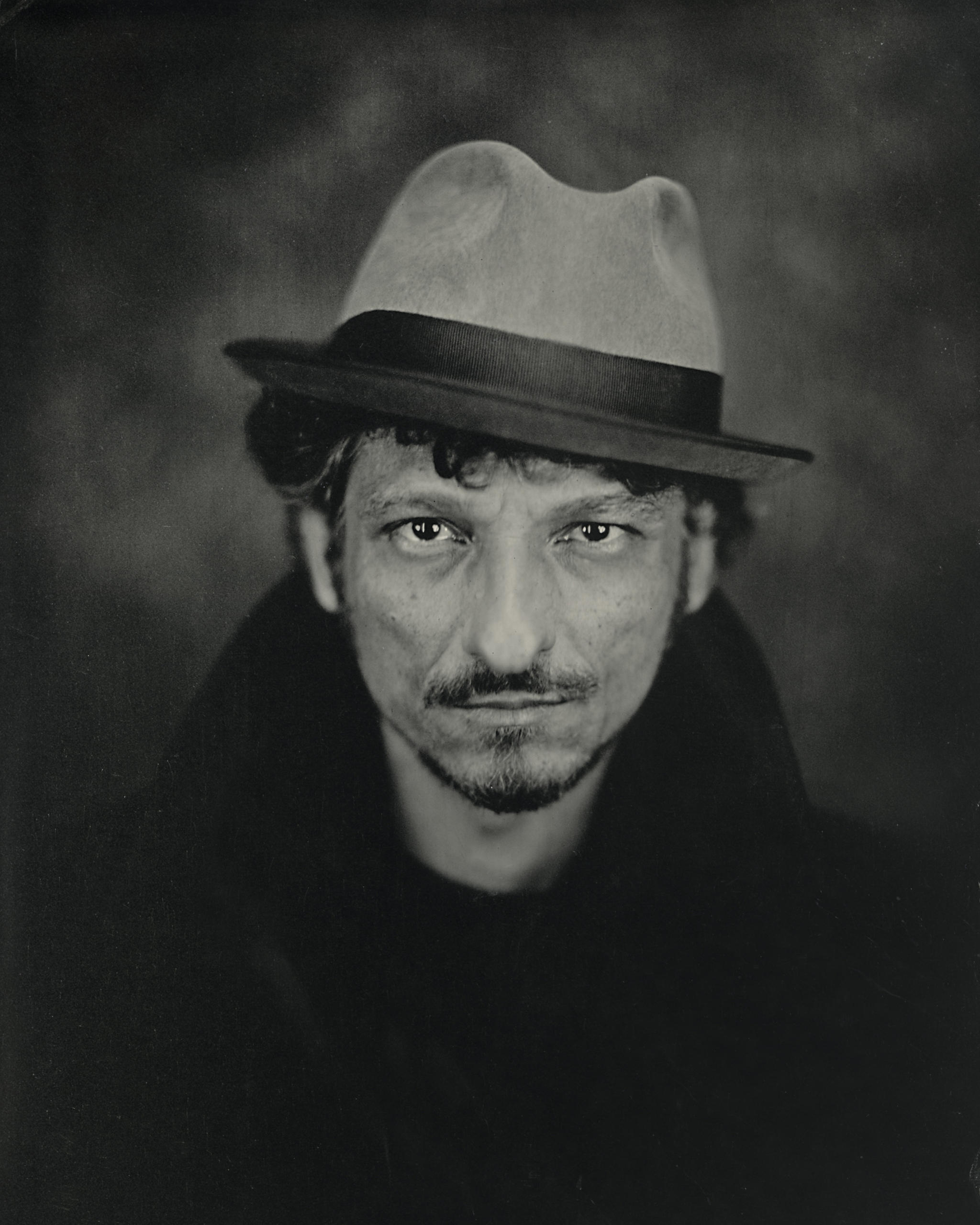 черно-белый фотопортрет мужчины в шляпе