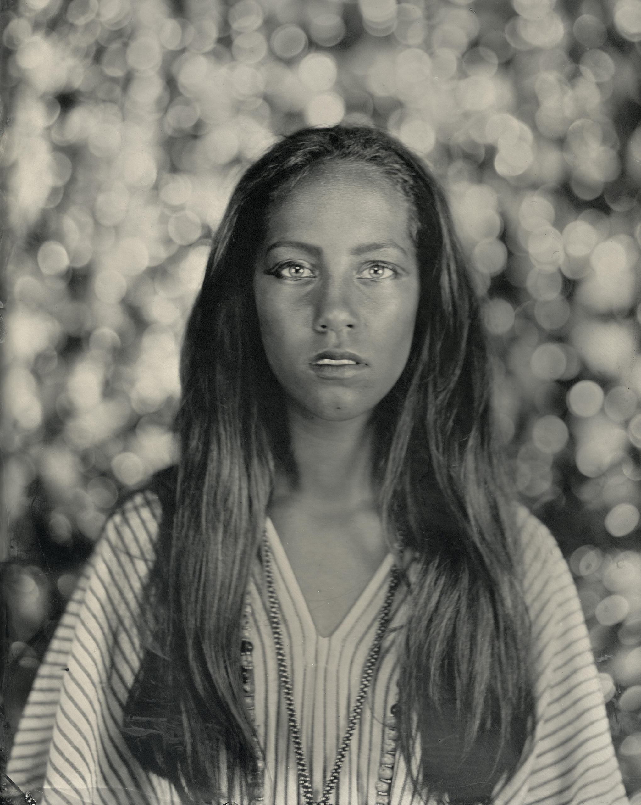 черно-белый фотопортрет женщины с длинными волосами