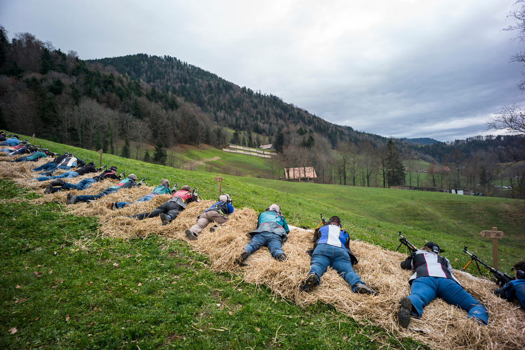 Pessoas fazendo exercícios de tiro