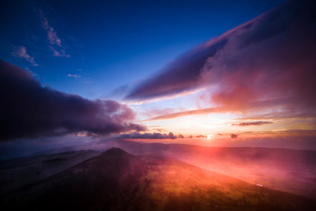 ヌーシャテルとラ・ショー・ド・フォンの間の登山道から望む朝焼け