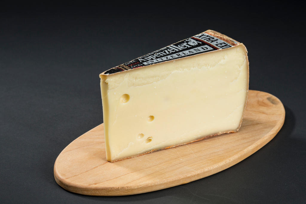 Du fromage sur une planche en bois.