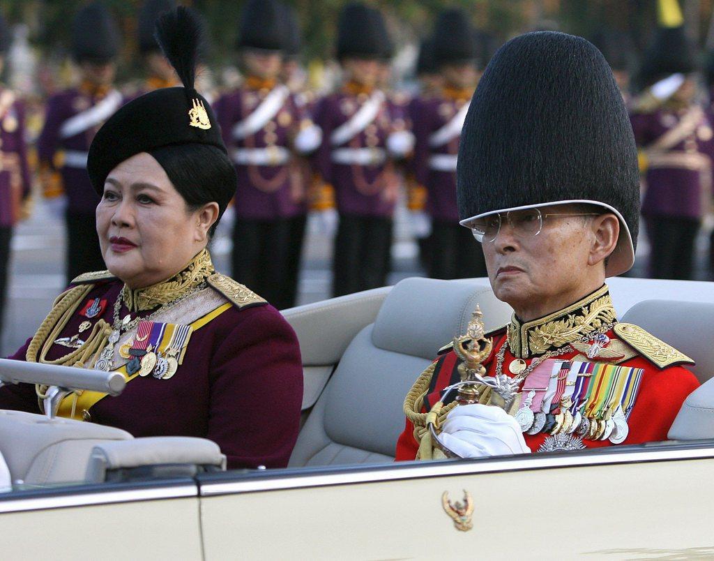 Il re di Thailandia, Bhumibol Adulyadej, e la consorte Sirikit in un auto scoperta.