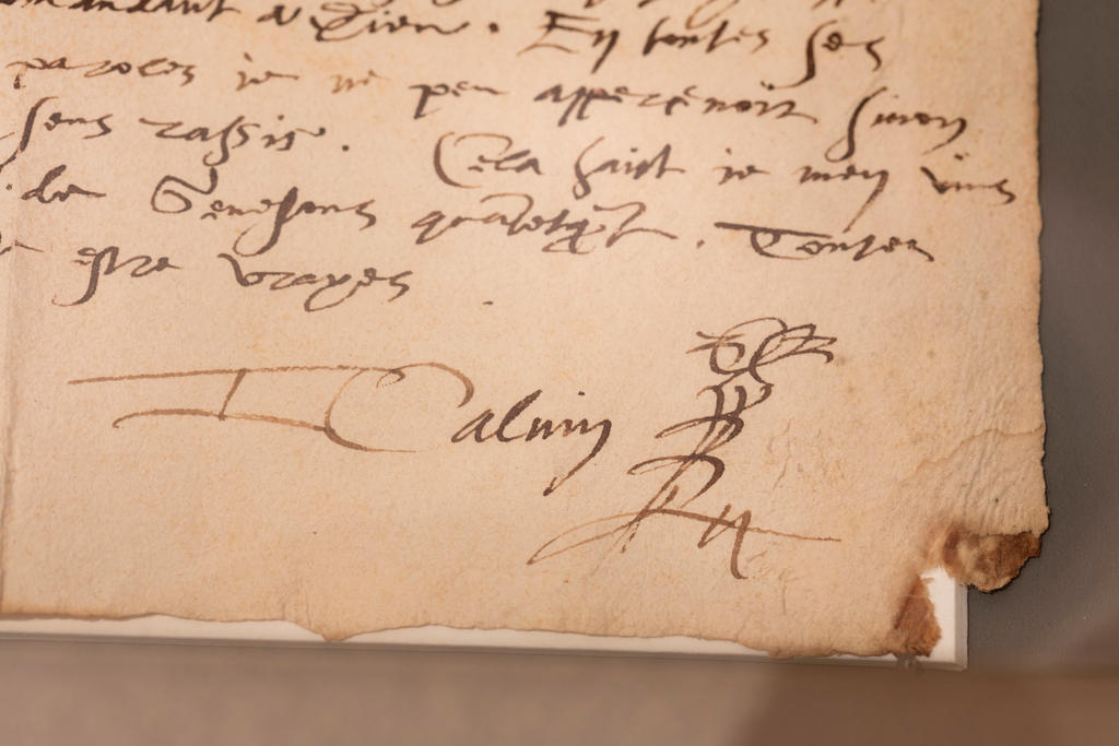 In un immagine d archivio la firma di Calvino in calce a un documento del 1545