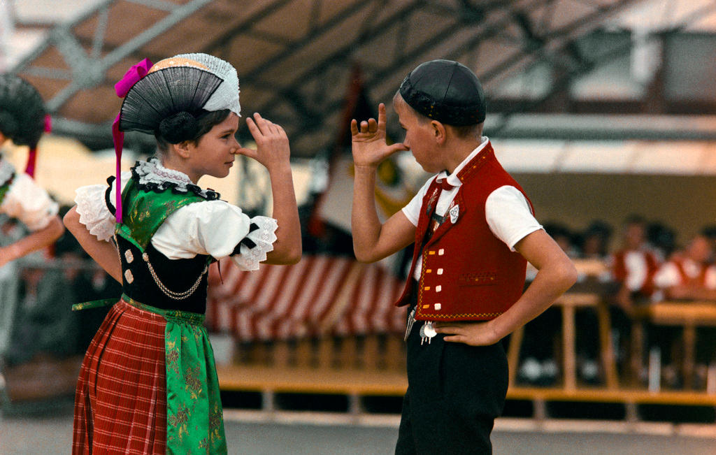 Dos menores con vestimentas tradicionales en la Olma de 1989