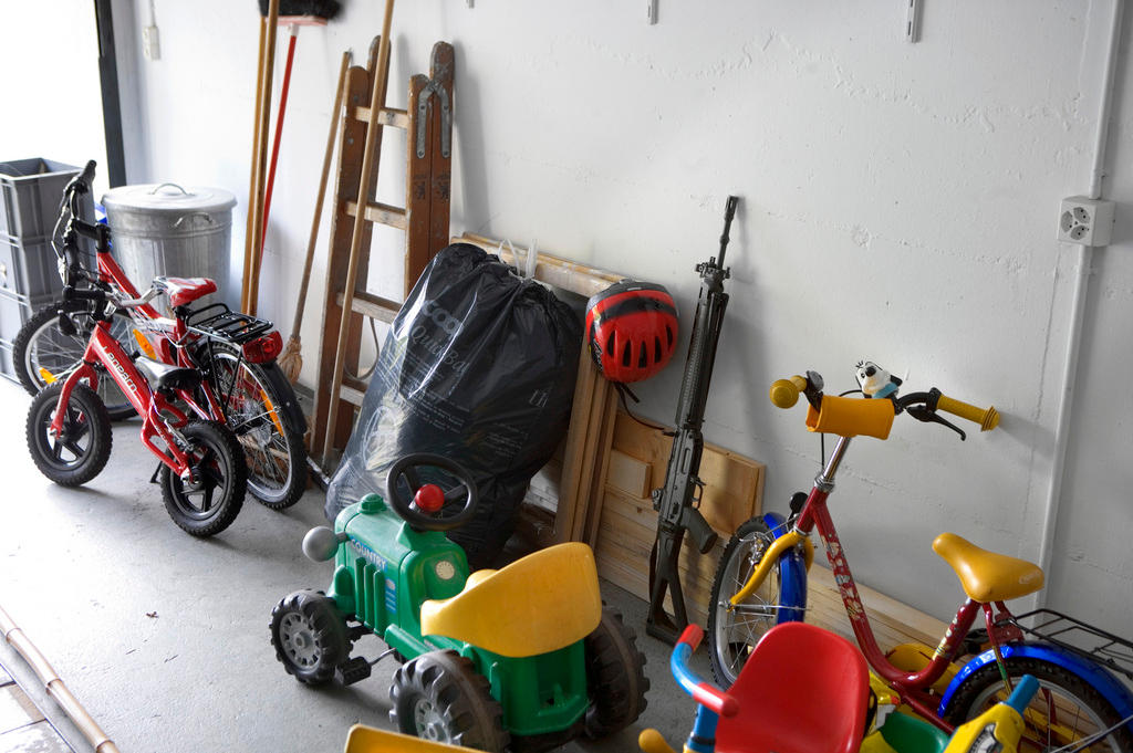 Sturmgewehr inmitten Kindervelos im Keller