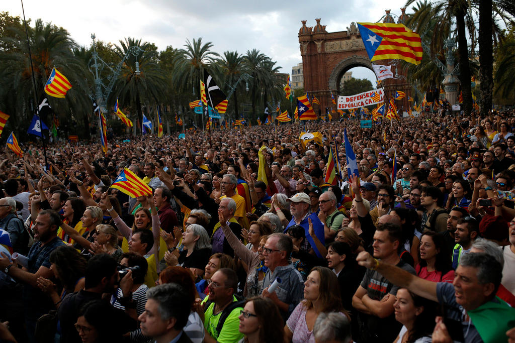 supporters of catalan independence in barcelona