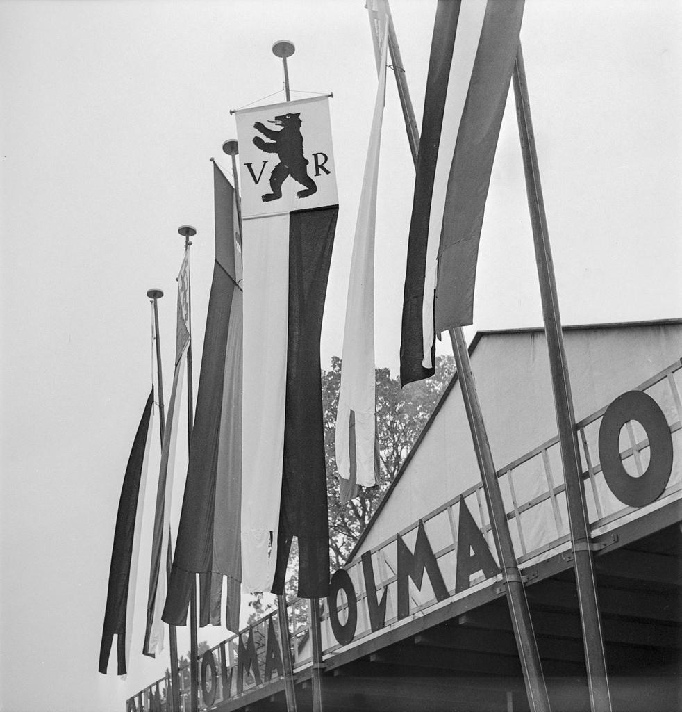 Des drapeaux pour signaler l entrée de la foire dans les années 1940.