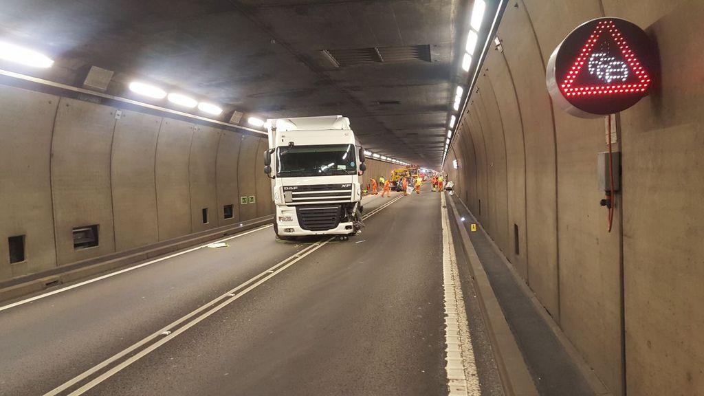 camion all interno della galleria del san gottardo