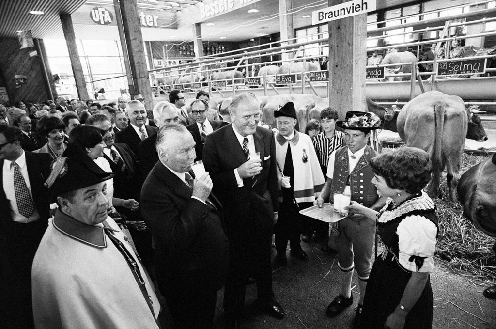 El ministro Willi Ritschard (der) en el brindis de apertura de la 34 edición de la Olma en octobre de 1976