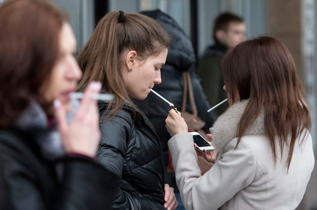 Jóvenes mujeres fumando