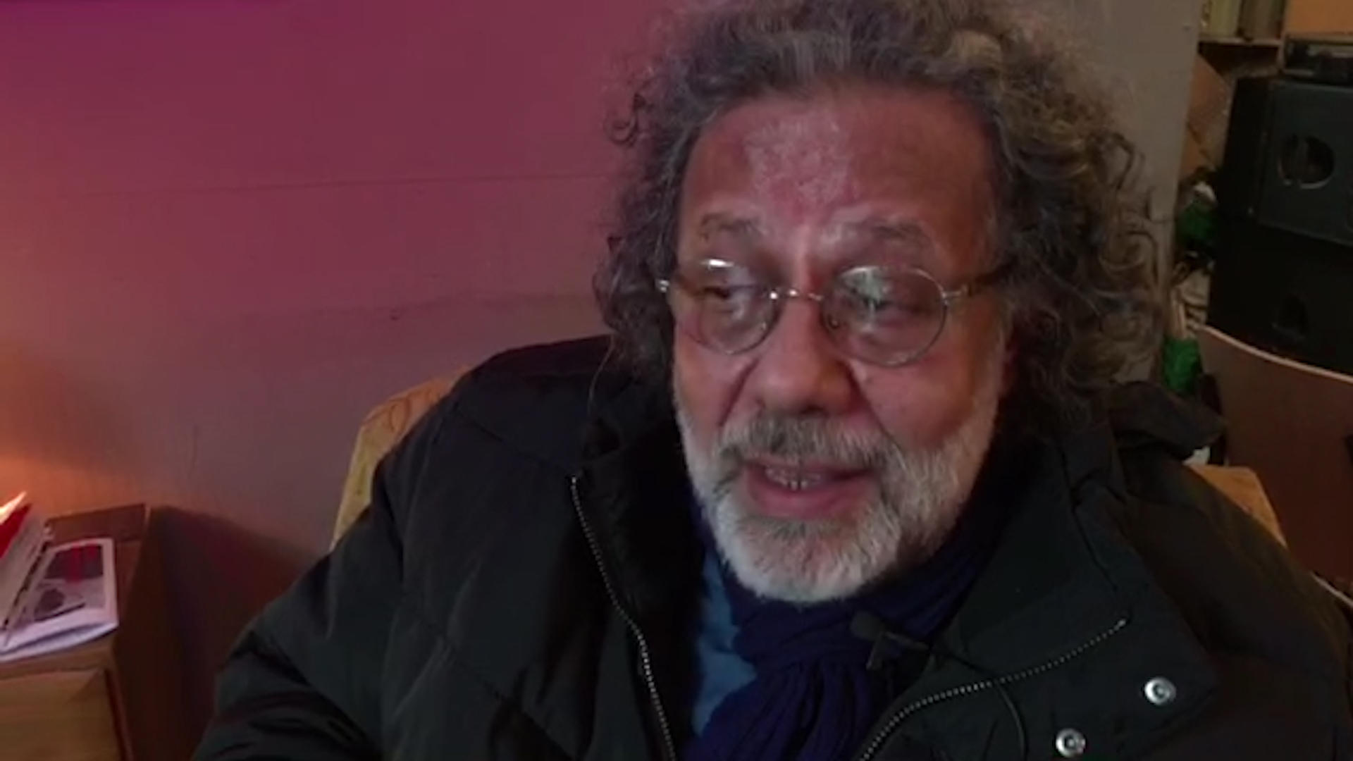 رجل بلحية ويرتدي نظارات