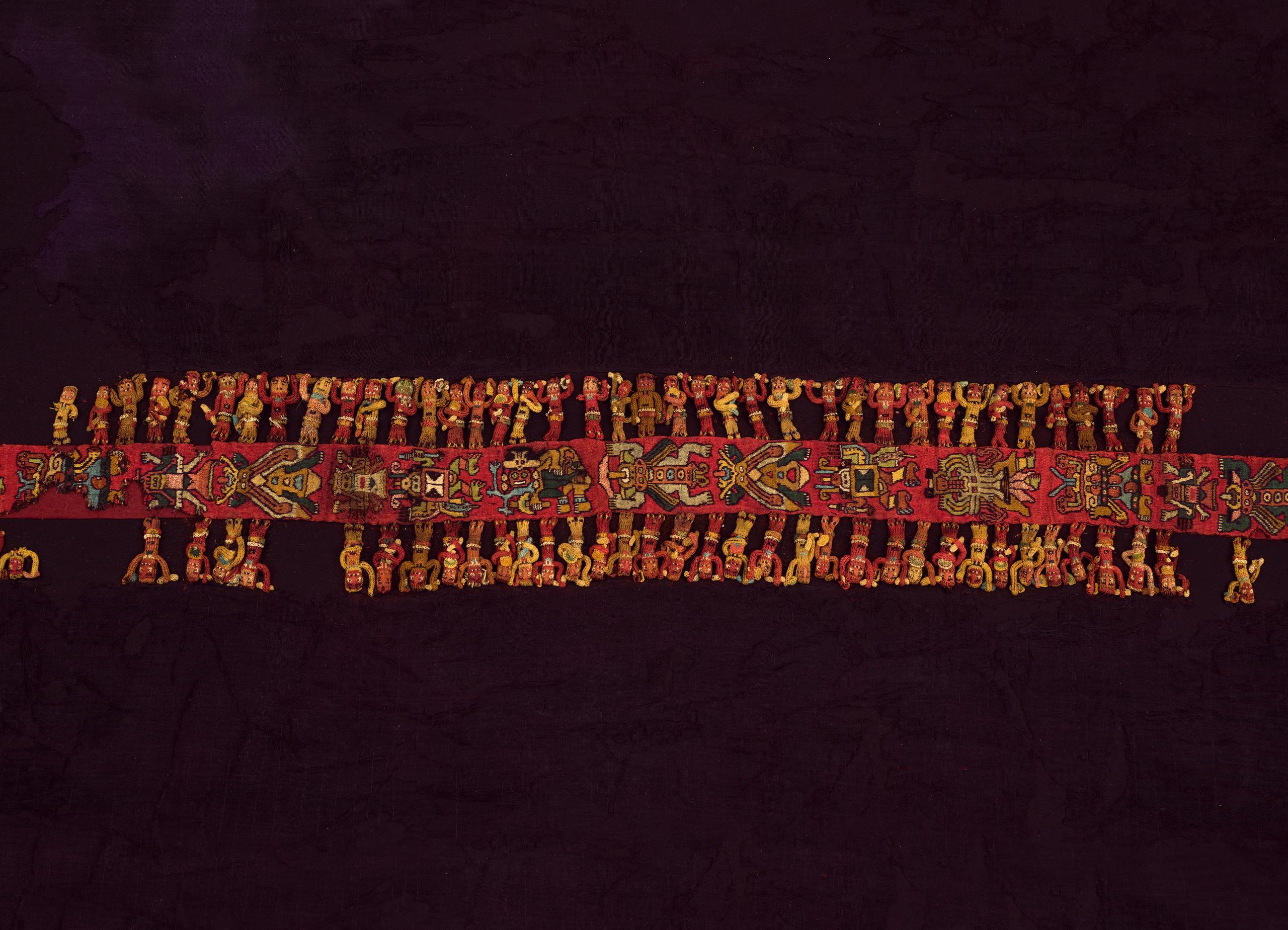 Borde de una capa ceremonial decorada con figuras de Cahuachi
