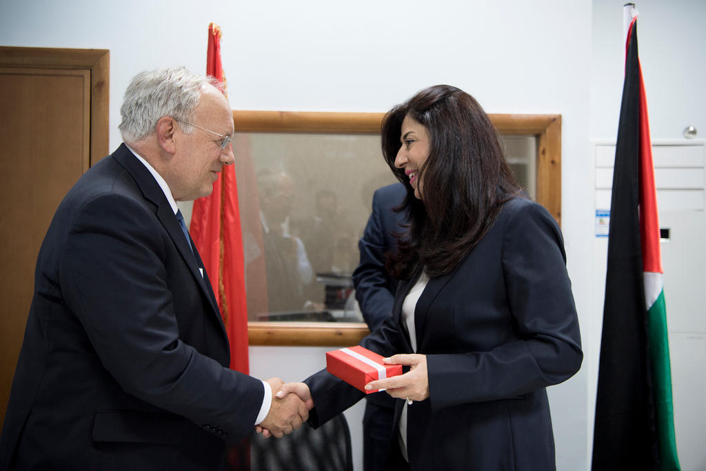 وزيرة فلسطينية تقدم هدية إلى وزير سويسري