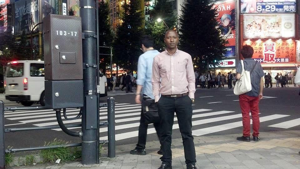 Ashery Mbilinyi em uma rua do Japão