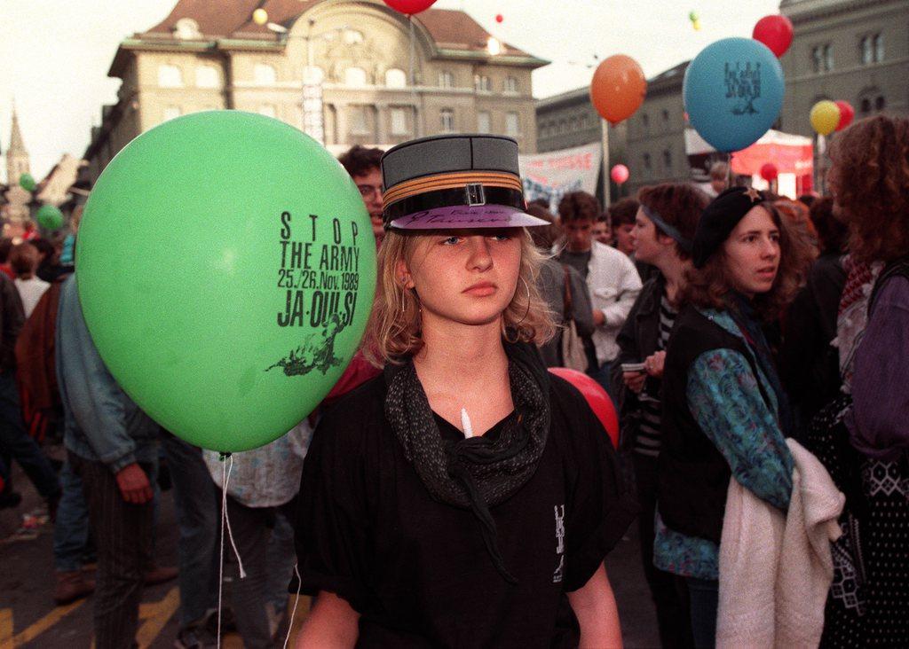 Demonstration für die Abschaffung der Schweizer Armee 1989 auf dem Berner Bundesplatz.