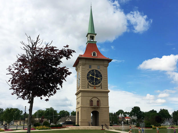 Ein Turm, der aussieht wie der Berner Zytgloggeturm, in einer fremden Umgebung