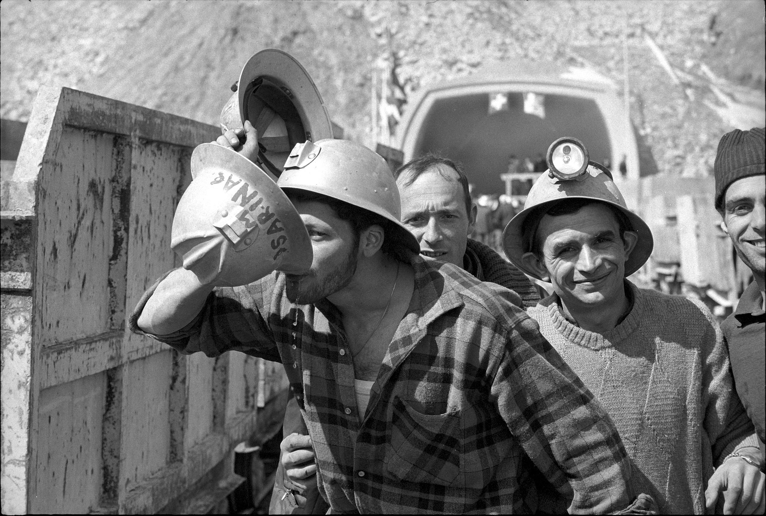 Miners celebrate the breakthrough at the southernportal of the n Bernardino Tunnel.
