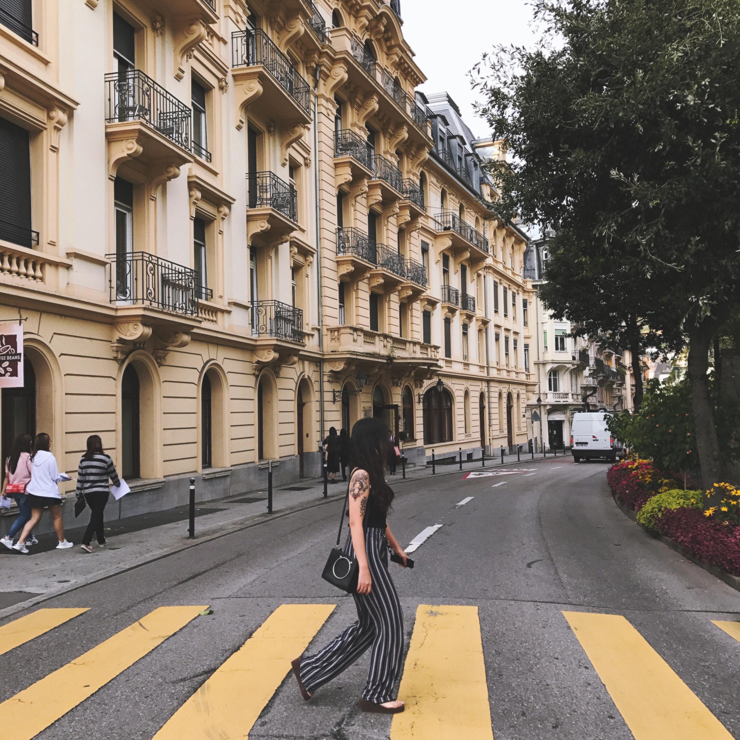 拖着旅行箱一路到学校