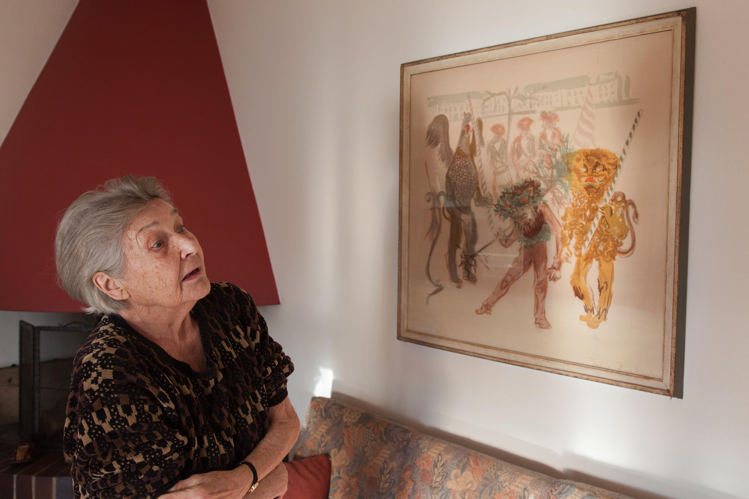 Elsa Hofer Ferrari ammira un quadro nel suo appartamento