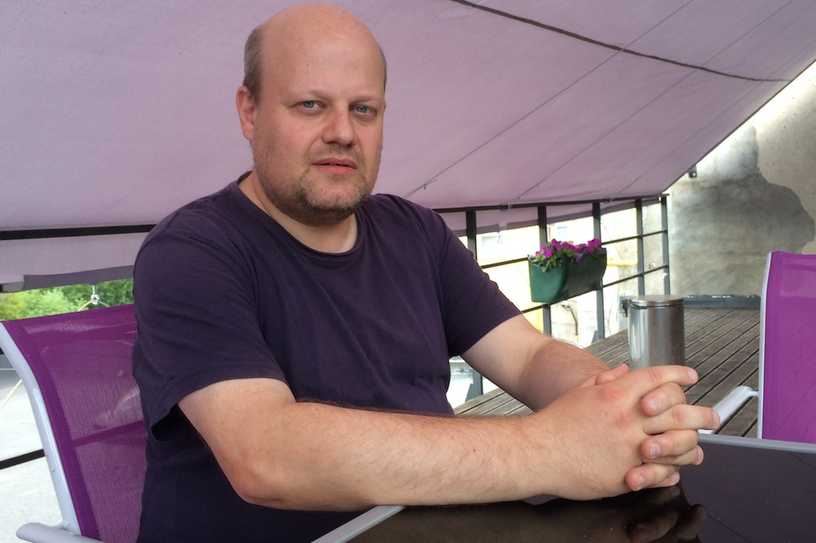 Daniel Rehmann sitzt auf einem Balkon