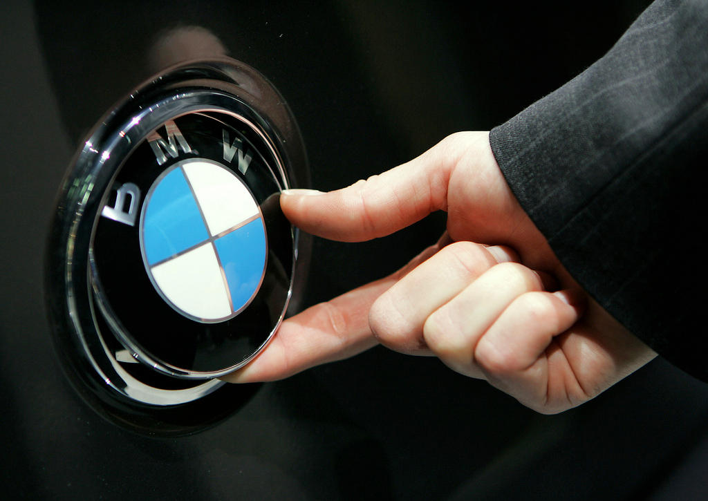 In un immagine d archivio, uno sportellino con il marchio BMW.